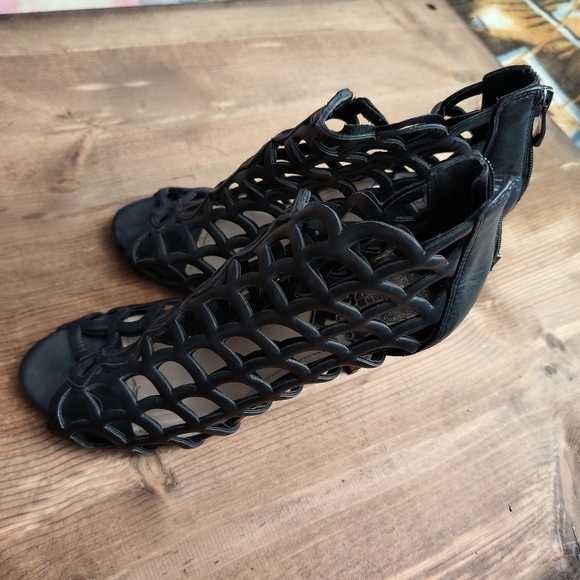 ***SOLD***Vince Camuto Fontanela Women Gladiator High Heels Black Leather Sz 8 - Picture 10 of 10